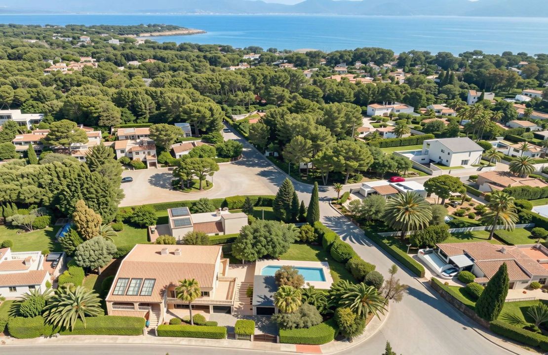 Exclusive 7 bedroom Villa in Bonaire, Alcudia with pool and garages in top location
